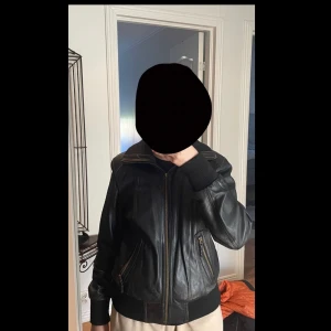 Vintage skinnjacka, Bruno z - Vintage skinnjacka i svart. Den är använd men är i välskick. Skinnjackan är i äkta skinn. Storleken på jackan är 46 men har grymt sig i storlek så att den passar till storlek 34 upp till 40. 