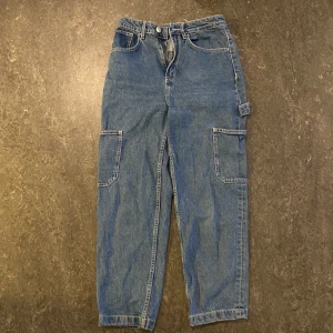 Cargo style Jeans storlek M - Super söta Jeans från H&M som tyvärr inte passar längre. Är i väldigt bra skick och är väldigt bekväma! Pris: 130kr