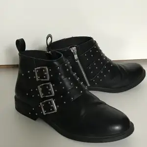 Svarta skor med typ nitar, knappt använda  