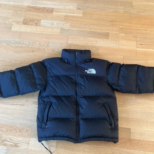 North face jacka  - The north face 1996 retro nuptse. Köptes för 3700. Inte använt mycket därför säljer jag den. Skriv om ni har frågor