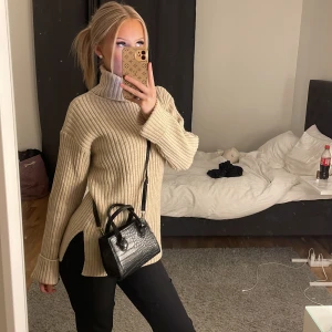 nakd - nästan oanvänd jätte tjock beige stickad tröja från nakd