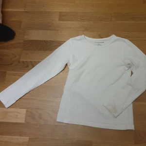 En enkel vit långarmad tröja - En vit långarmad tröja som är för liten för mig..