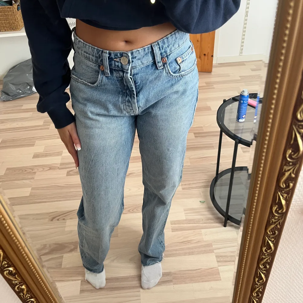 Mid Rise jeans från zara, storlek 36!💓 180kr + frakt. Jeans & Byxor.