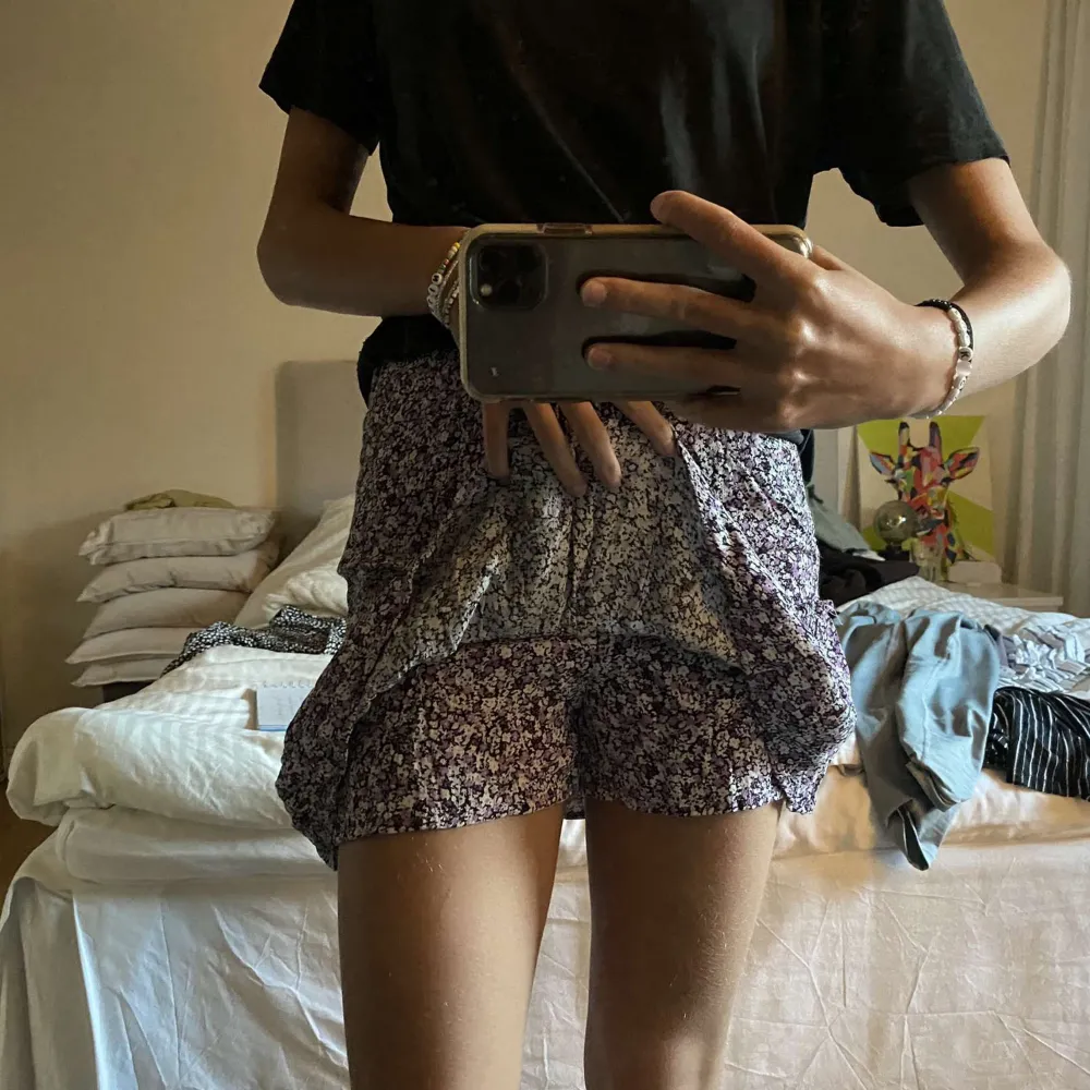 Kjol från zara. I färgen lila. Med shorts under. I storlek XS. Använd sparsamt. I fint skick. Nypris: 299kr Mitt pris: 120kr Vid en snabb affär kan priset diskuteras 💸 Kan mötas i Tyresö eller skickas. Frakt kan tillkomma!  . Kjolar.