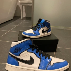 Jordan 1 Mid Signal Blue - Storlek 41 Condition: 8,5/10 Original box medföljer  Nypris runt 2000kr
