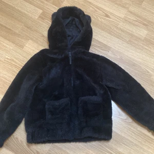 Jacka  - Den har jackan har jag haft i 1 år är för liten nu. kostar 40kr