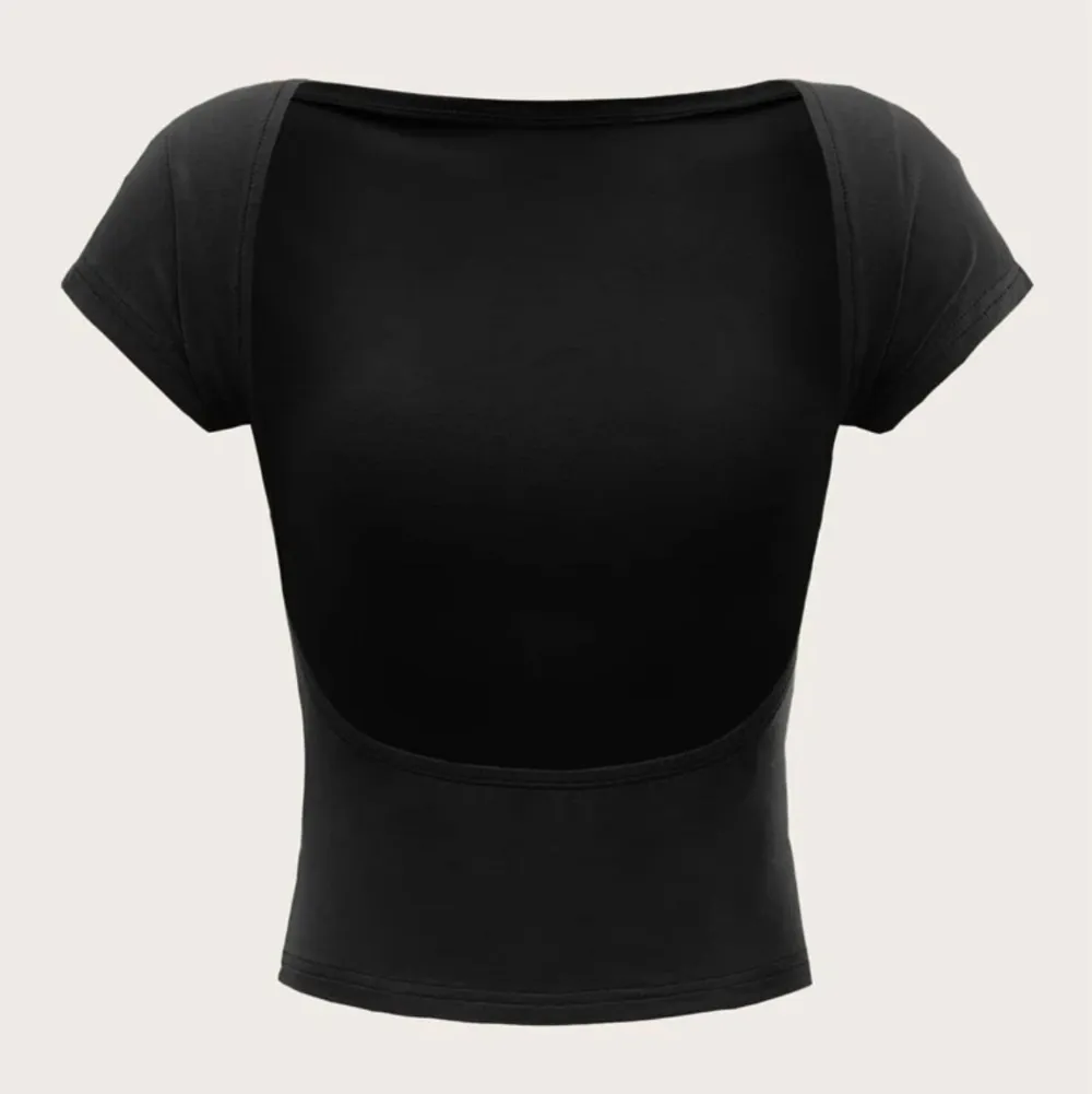 Säljer denna fina tröjan med öppen rygg, skriv för egna bilder💗 helt ny aldrig använd💗. Tröjor & Koftor.