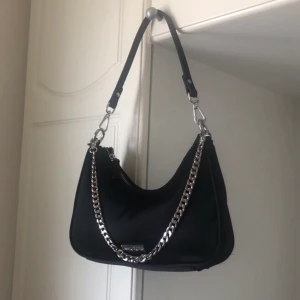 OANVÄND väska - Helt oanvänd väska från Urban Outfitters! Har inte kommit till användning därav säljer jag den. Är i nyskick. På bilderna har den ”fyllning” i sig från att jag köpte den. Skriv om du har frågor eller vill ha fler bilder! Köpare står för frakt. Kan mötas 