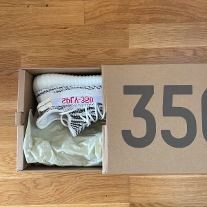 Yeezy boost 350 zebra - Aldrig använd pga förstora :( de passade min kompis som har storlek 43, så d e lite stora i storleken 