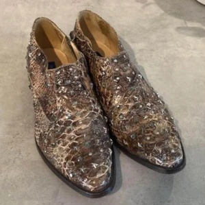 Jimmy Choo x H&M - Jimmy Choo x H&M, strlk 39, skinn, nitar. Använda kanske 4ggr, bra skick, köpte en annan storlek senare 🙂  Hämtas i Ektorp/Nacka alt postas