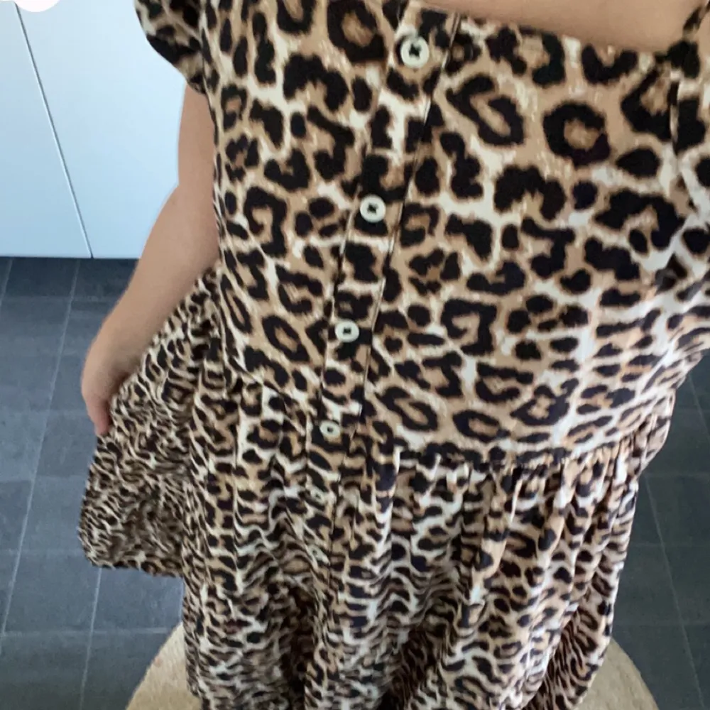 Jag säljer min leopard klänning då jag inte får användning för den. Storleken är 140 men passar även 146-152. Använd någon liten gång.. Klänningar.