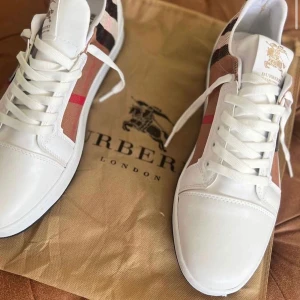 Burberry skor - Burberry skor aldrig använda 