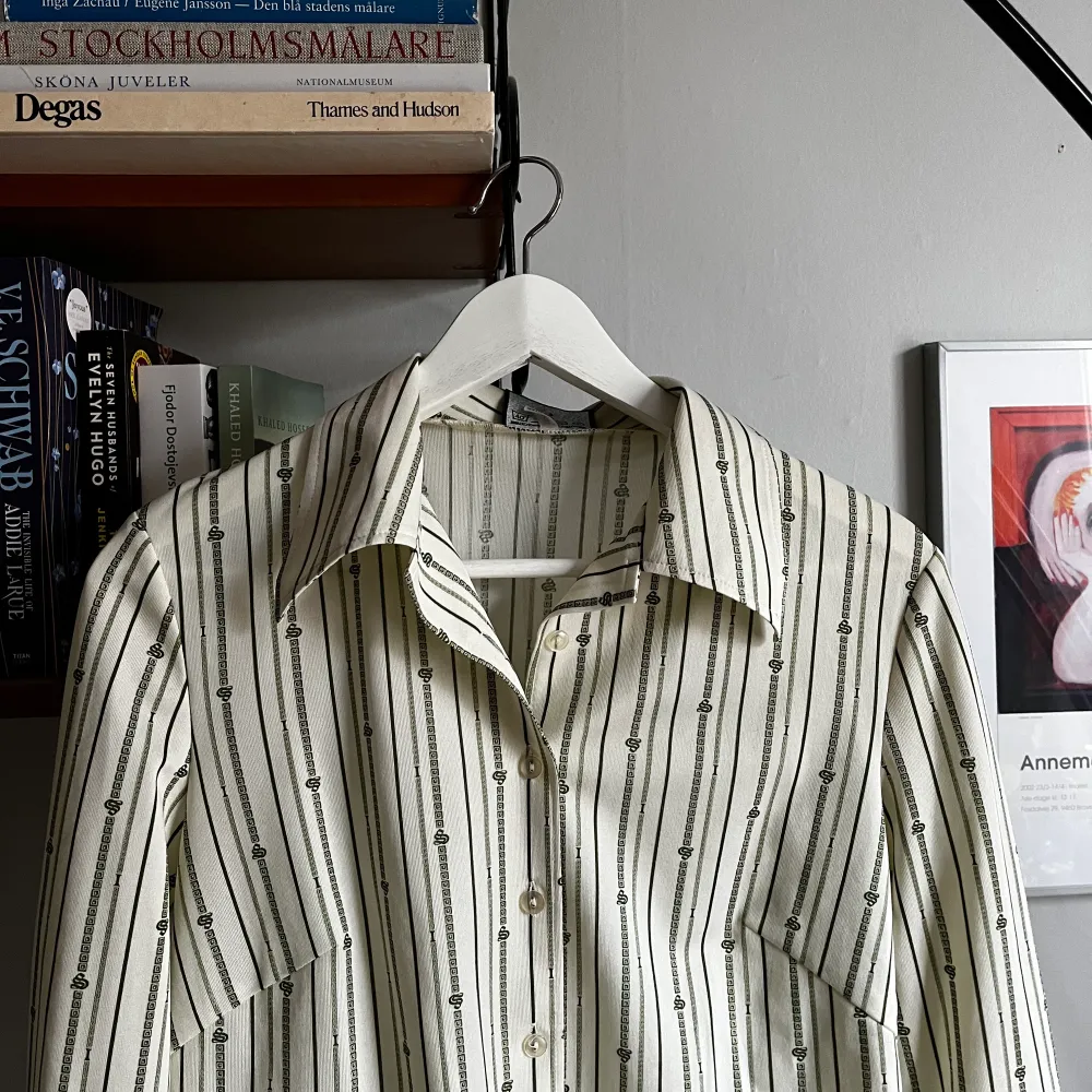 En sååå snygg 70-tals skjorta! Köpt vintage. En riktig favorit hos mig som tyvärr inte används tillräckligt längre 🥳🥳. Skjortor.