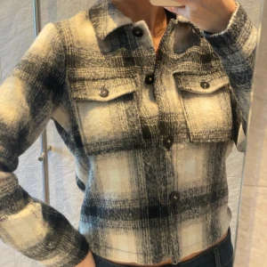 Jacka  - Jacka från only köpt på Zalando använd 1 gång storlek 36/small 