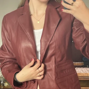 Vinröd läderjacka   - Skitsnygg läderjacka!! Köpt secondhand i New York för några månader sen och har aldrig kommit till användning:(   Köparen står för frakt <3 