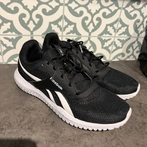 Rebook löparskor - nyskick  - Säljes pga av fel storlek. Använda fåtal ggr pga av detta. Storlek 42. Innermått 27,5 cm Nypris 995 kr