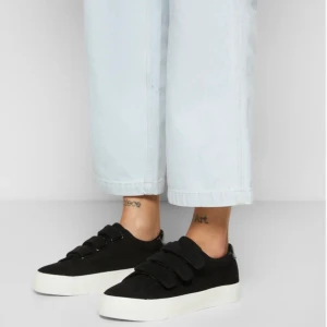 skor - Säljer dessa snygga skorna från zalando. Storlek 39 och är använda fåtal gånger. Ser nya ut och har inte några slitnader. 