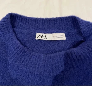 Stickad tröja  - Jag säljer min jätte fina blå stickade tröja som är i jätte bra skick och är andvänd fåtal gånger. Vid intresse får man mera bilder 