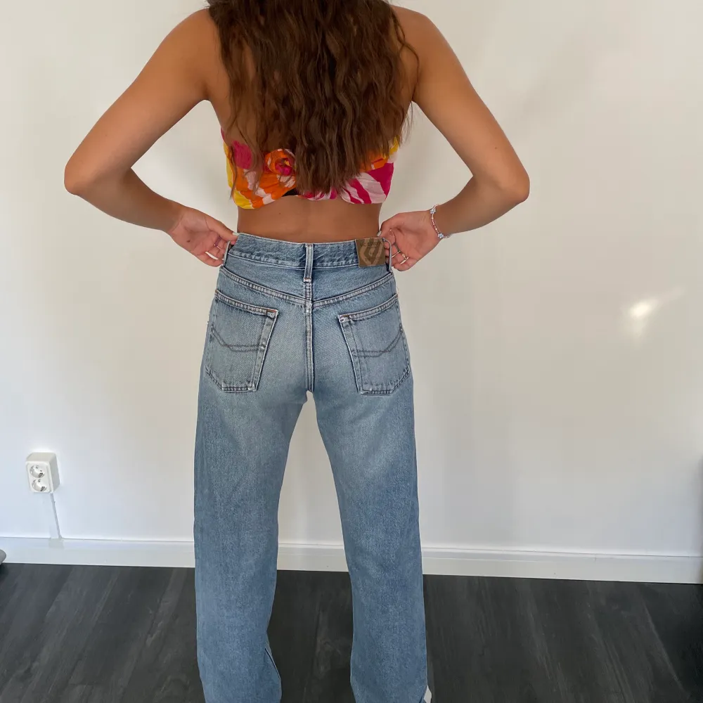 Blåa jeans, passar dig som vill ha ett par raka low waisted jeans. Personen på bilden är 168cm lång och bär strl W31 L34  (passar en större XS/S beroende på önskad passform). Jeans & Byxor.