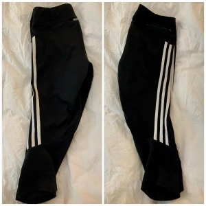 Adidas trekvartsbyxor för träning - Adidas trekvartsbyxor för träning, väl tillstånd, använt mycket, väldigt passande, liten ficka med dragkedja för nycklar på baksidan, 
