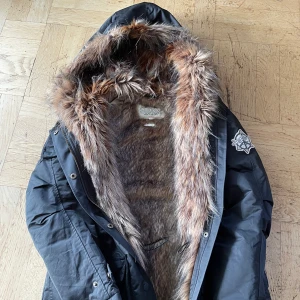 Odd Molly jacka - Välbehållen höst/vinterjacka från Odd Molly. Välbehållen. Hela jackan är fodrad med samma päls som i luvan. Fina detaljer. Stl 1 (36-38)