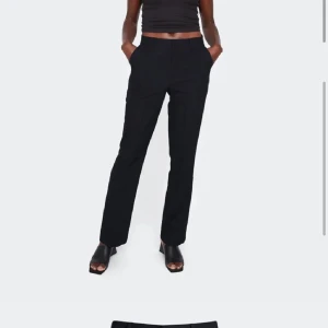 Bikbok kostymbyxor - Jättefina kostymbyxor från bikbok som tyvär är försmå för mig:(( endast använda en gång så i nyskick!!