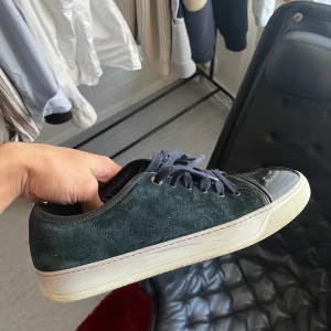 Lanvin Cap Toe - Säljer nu mina Marinblå Lanvins Skorna är använda men i bra skick Storlek UK8 vilket passar 43  Inget OG följer med Mer bilder och info kan fås vid intresse Köpare står för frakt!”