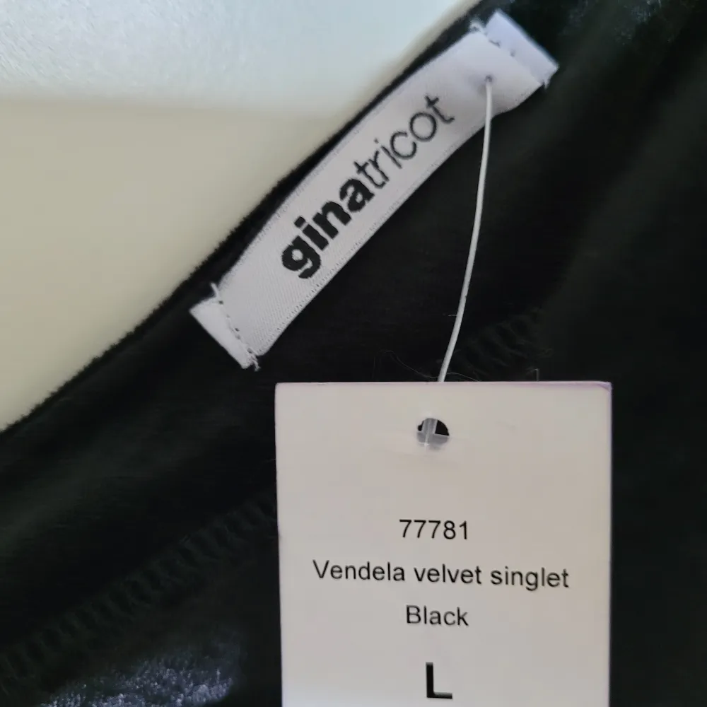 Svart linne från GinaTricot storlek L men lappen kvar. Köpte för 69 kr på rea men har aldrig använt den. Materialet är polyester. . Toppar.