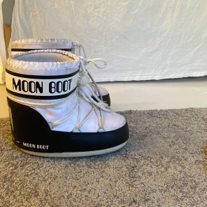 Moon boots  - Säljer min ass snygga moon boots. Som mina fötter aldrig blir kalla i. Använda en hel vinter säsong. Men det är i fint skick.💕 