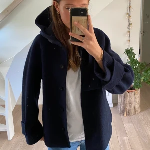 Jacka från COS - Jag säljer denna blåa jacka från COS som inte går att köpa längre. Den ser ut som ny!!!! Köparen står för frakt!!