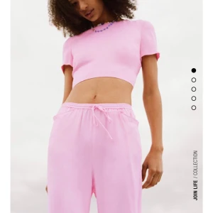 Supergullig topp från zara  - Gullig topp från zara, jättefin i ryggen❤️
