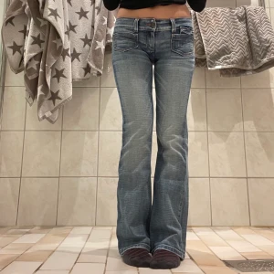 Lågmidjade jeans -  Lågmidjade jeans från only med fina detaljer! Midjemått 82 innerbenslängd 79