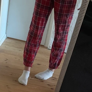 Rutiga pyjamas byxor - Rutiga pyjamas byxor. Blå rosett där fram som ej går att knyta upp! Kan hämtas upp runt Alingsås eller skickas då blir det + frakt😍