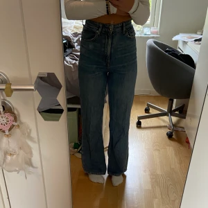 Blå jeans - Jag säljer ett par jeans som jag har fatt i några år men använder aldrig. 