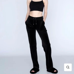 Juicy byxor  - Säljer mina svarta juicy byxor💗 väldigt bra skick, säljer då jag ska köpa en storlek mindre. Hör av dig vid frågor eller för bilder på💗