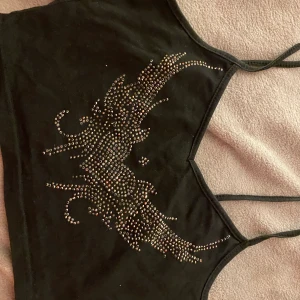 Tröja - ❗️tryck ej köp nu knappen❗️Super cool croppad tröja ifrån shein! Kommer inte till användning längre därför säljs den🥰 pris kan diskuteras💕 köparen står för frakt:)