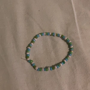 3 stycken armband  - Säljer dema 3 armbande för 1.20kr 2.20kr 3. 15kr alla är stretchiga särskilt nr 3, var skick och hemmagjorda 