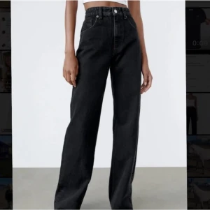 Zara jeans  - Säljer dessa high waist full lenght zara jeans i storlek 34. Lite avklippta men fortfarande väldigt långa. Passar inte mig. ❤️