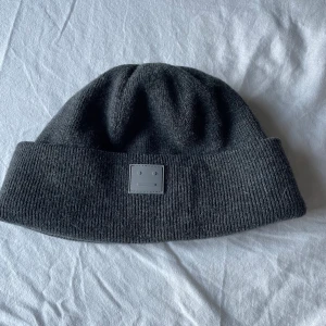 Acne studios mössa - Acne studios mössa köpt på acne i köpenhamn  Tror de är en barn modell Materialet är ull