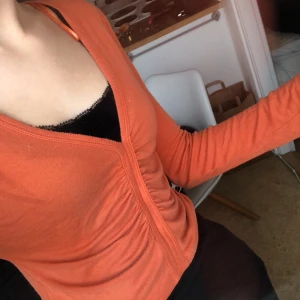 Långärmad orange tröja  - Aldrig använd av mig ( vet inte hur många av förra ägaren)