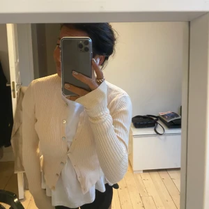 Stickad kofta - Den är väldigt ljust aprikos färgad! Sitter bra på. Aldrig använda, då den inte är min stil riktigt. Säljer då den it kommer till användning🤍