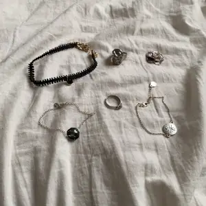Jag säljer sex smycken två ringar två armband ett hals band och en blomma man kan välja vara en eller hur många som helst om du trycker på anonserna ovan för det du alla smycken var för dig buda på dom!