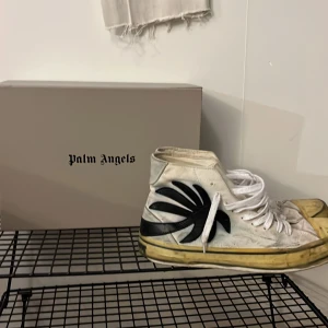 Palm Angels - Palm angels skor!! Palm Angles Hi Top sneaker  Använda! Och i befintligt skick därav pris Strl 44  Nypris 2500:-  Mitt pris 250:-