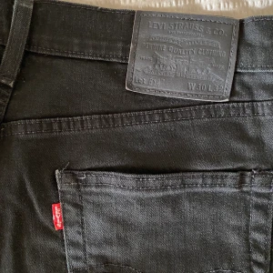 Levi’s jeans  - Säljer dessa sparsamt använda Levis 514 straight jeans. Nypris 1099kr.