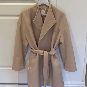 Ljusrosa kappa - En ljusrosa kappa från H&M i storlek M men passar också S. Endast använd några få gånger.