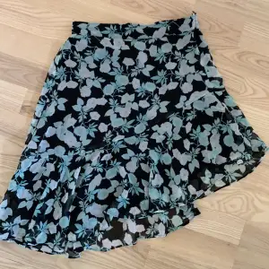 Blommig kjol från bikbok 