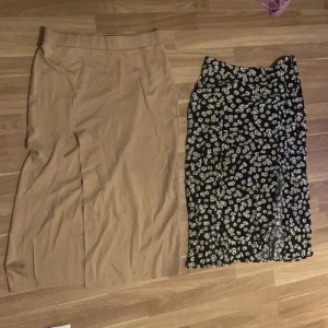 kjolar storlek XL och L - beige kjolen är i storleken XL, kjolen är väldigt liten jag som normaltvis har M passade perfekt i den, blommiga kjolen är i storlek L, beige kjolen kostar 120kr och blommiga kostar 90, om man väljer att köpa båda så kostar de 180kr😃 pris kan diskuteras
