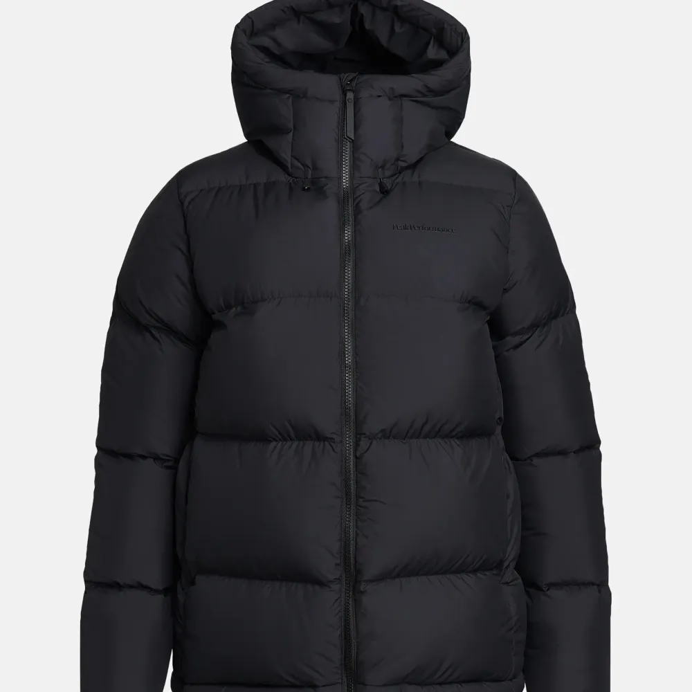 Säljer nu min peak jacka som är köpt förra vintern för 3499kr. Den har inga hål eller liknande skador så skulle säga att den är i nyskick. . Jackor.