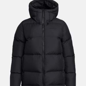 Säljer nu min peak jacka som är köpt förra vintern för 3499kr. Den har inga hål eller liknande skador så skulle säga att den är i nyskick. 