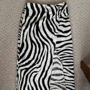 Omlottkjol i zebramönster - En superfin omlottkjol i zebramönster från Zara. Slutar ungefär mellan anklarna o mitten av vaden. Endast använd en gång. 💗